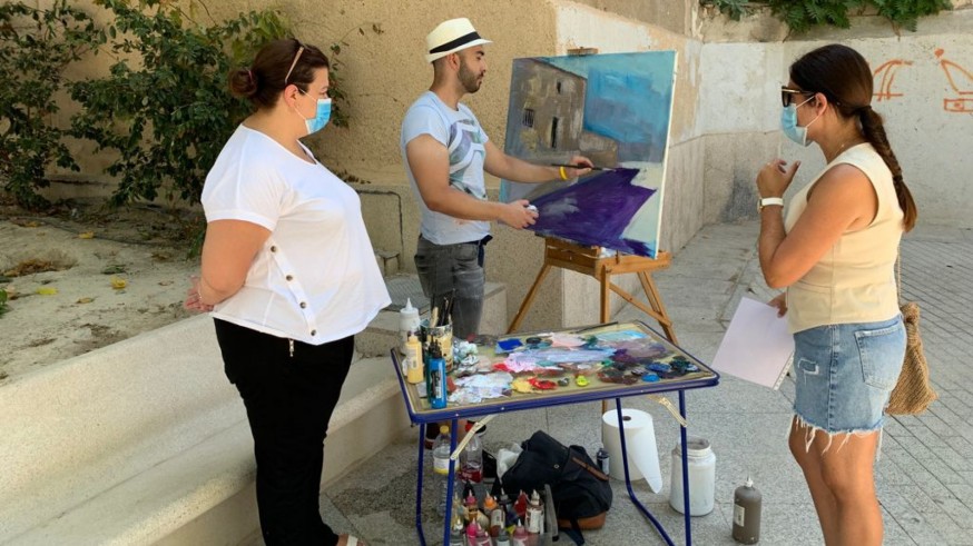Concejalas de Cultura y Festejos de Cieza en el concurso de pintura al aire libre.
