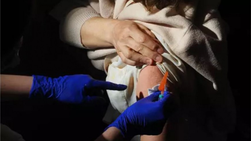 Una persona recibe una vacuna contra la Covid-19. Europa Press