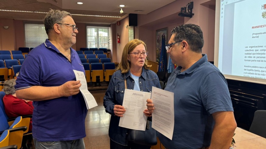 Más de una veintena de organizaciones católicas de la Región presentan un manifiesto para regularizar migrantes y rechazar la “prioridad nacional”