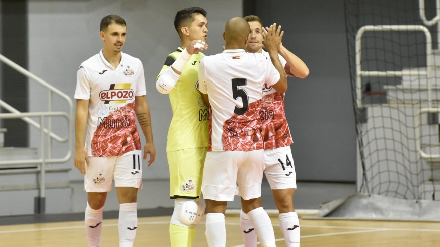 Fernando, Marcel, Leo Santana, y Antonio Navarro se abrazan tras uno de los goles de ElPozo
