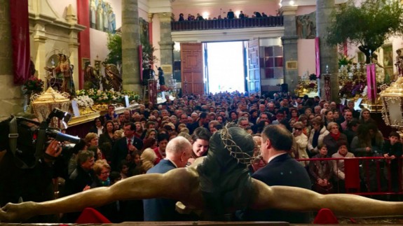 Imagen de otros años del Besapié del Cristo del Perdón, uno de los actos de la Semana Santa en Murcia. AYTO. DE MURCIA