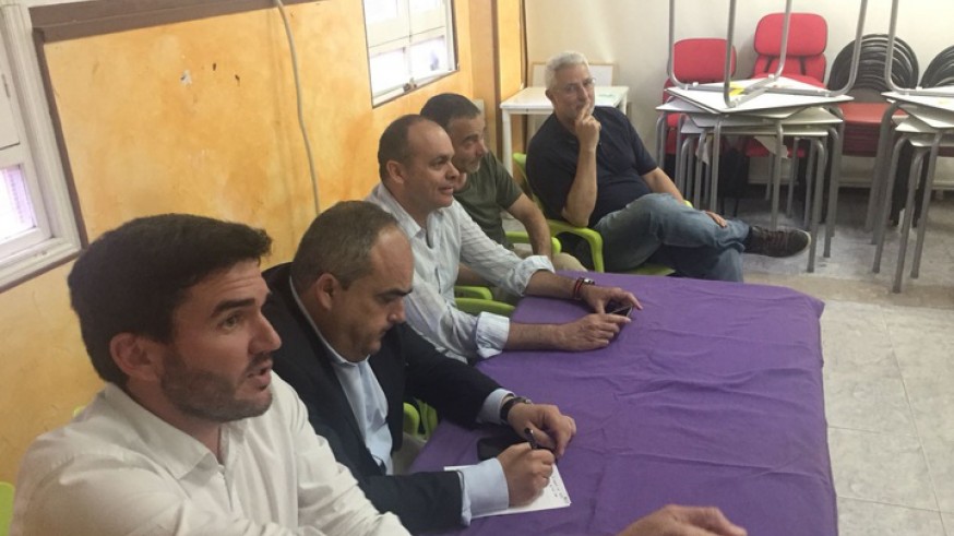 Reunión de Luengo con los vecinos de Los Nietos