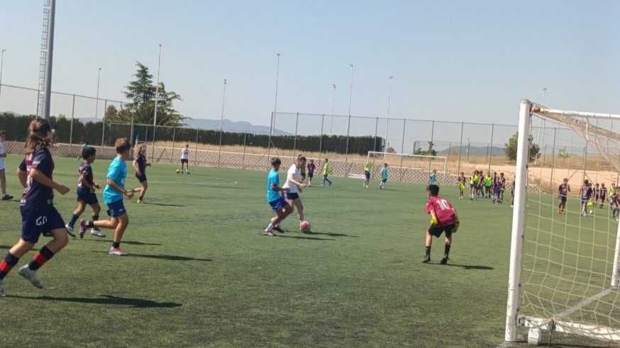 160 niños juegan al fútbol con la internacional Eva Navarro