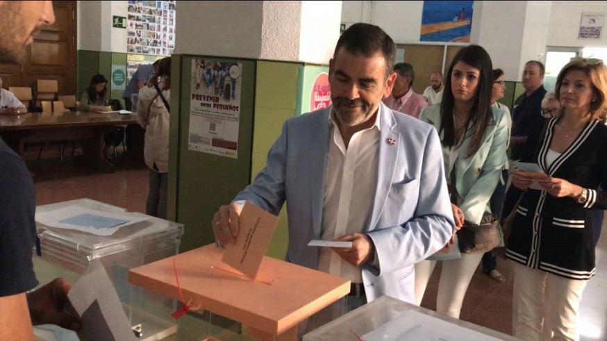 José López durante su votación