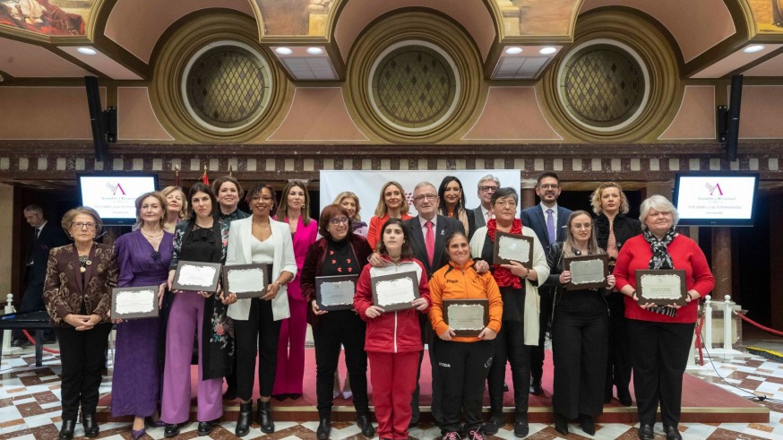 Ocho Asociaciones y dos Equipos de Baloncesto femeninos homenajeados en la Asamblea por el Día Internacional de la Mujer