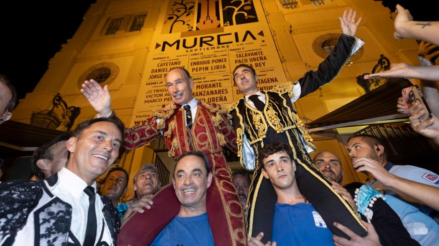 Enrique Ponce y Pepín Liria cortan tres orejas y salen a hombros en el mano a mano de Murcia