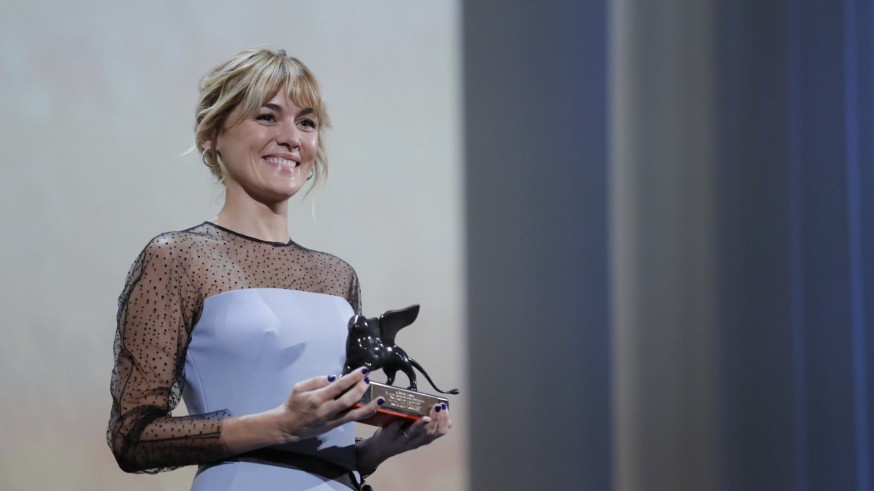 La actriz Marta Nieto recogiendo el premio de la sección Horizontes en Venecia