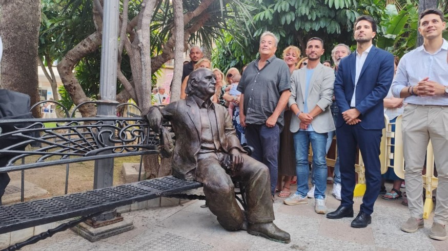La escultura de Paco Rabal ya luce en la plaza de España de Águilas en el año de su centenario
