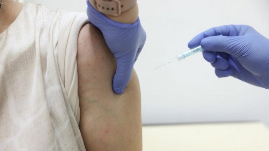 Una persona recibe la vacuna contra la COVID-19