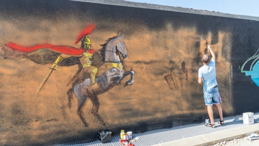 Un centenar de artistas decoran el muro de La Curra en Cartagena
