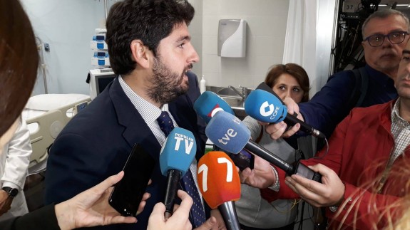 López Miras atiende a los medios esta mañana en el hospital de la Arrixaca