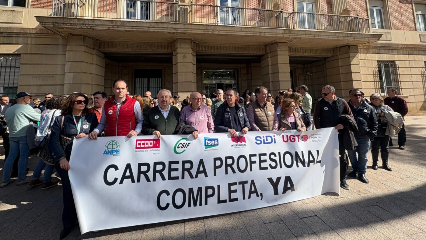 Los sindicatos piden la carrera profesional completa para los trabajadores de Educación y de Administración y Servicios