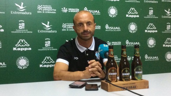 Ángel Cuellar en sala de prensa tras el 2-0 (foto: Villanovense)
