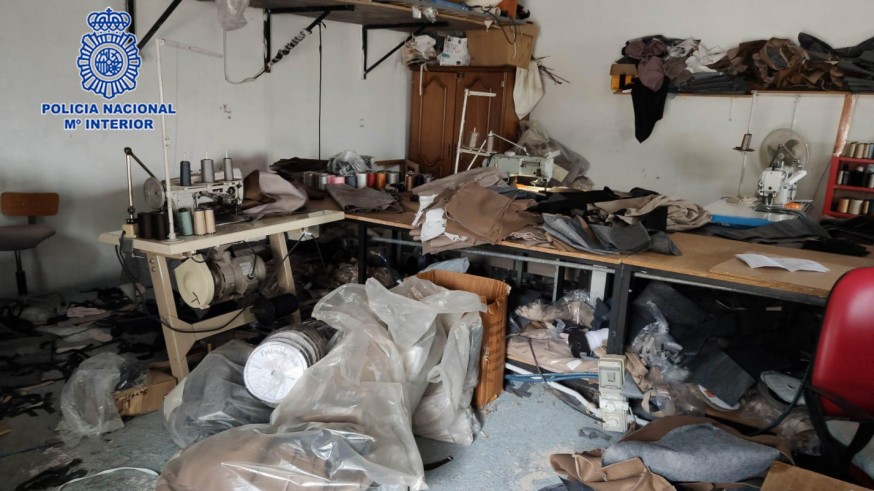 Localizan un taller de costura y tapizado clandestino en una finca apartada de Yecla