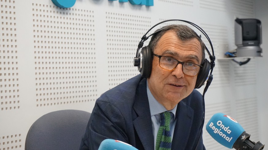 José Ballesta en los estudios de Onda Regional