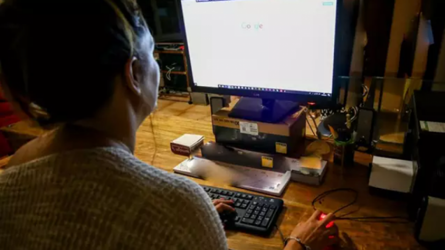Una mujer trabaja con su ordenador. Foto: Europa Press
