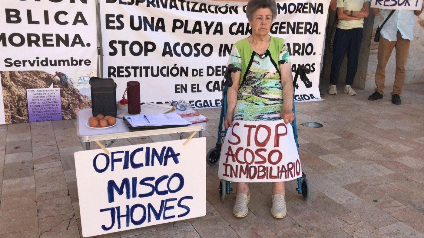 Protestan en la Asamblea para pedir que se abra la playa de Cala Morena