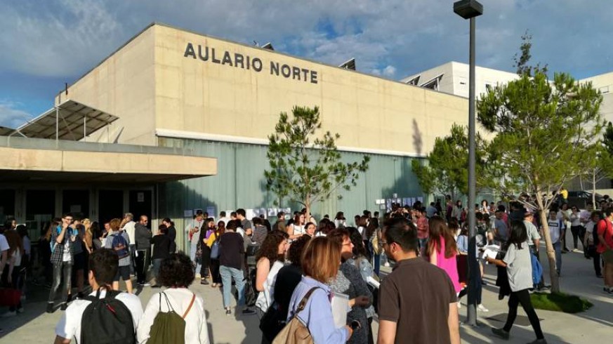 Opositores a la espera de realizar un examen en el campus de Espinardo
