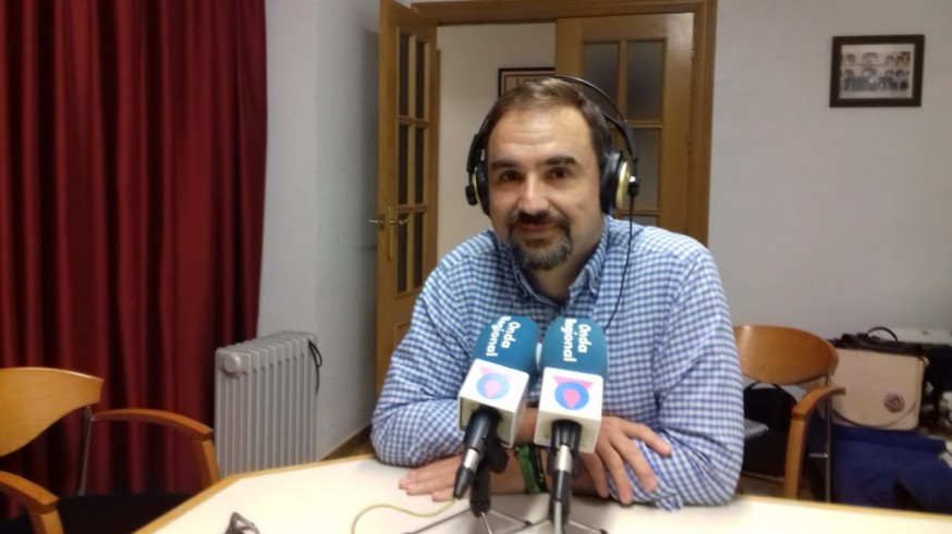 Diego J. Mateos, en los estudios de Onda Regional en Lorca