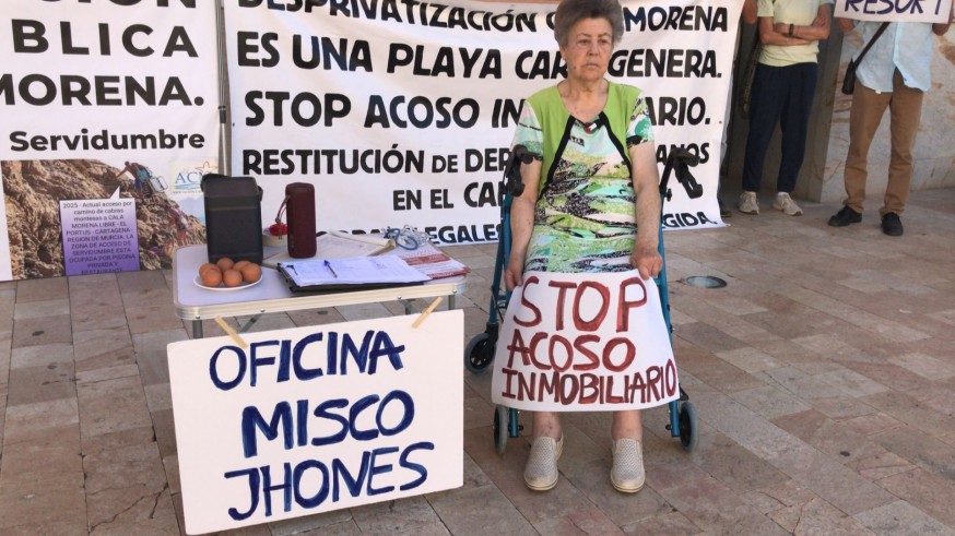 Protestan en la Asamblea para pedir que se abra la playa de Cala Morena