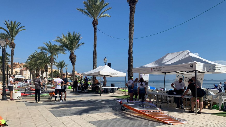 Actividad deportiva hoy en Los Alcázares, impulsora del turismo de playa. Foto: VMM