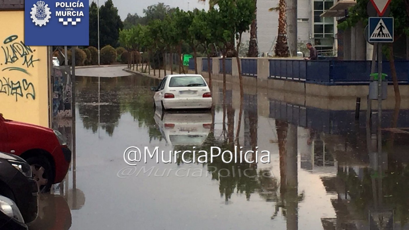 Vehículo atrapado en Ronda Sur de Murcia. POLICÍA LOCAL MURCIA 