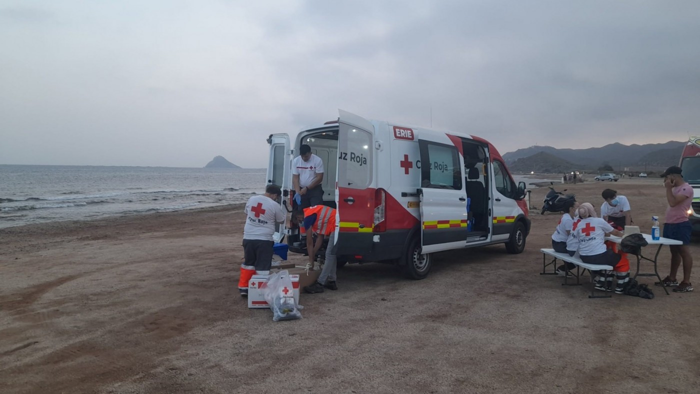 Ocho personas llegan en patera a una playa de Águilas 