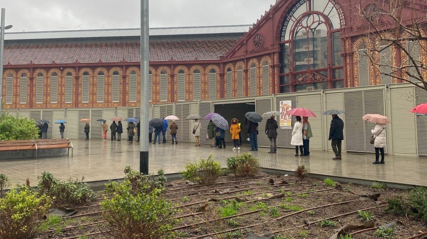 Ciudadanos haciendo cola para votar en Barcelona