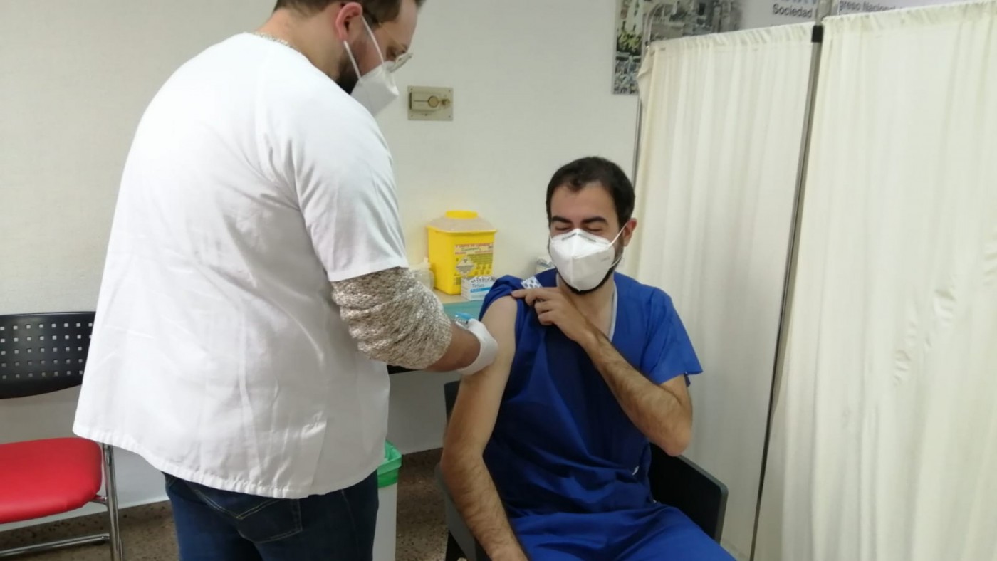 José Miguel, internista del Morales Meseguer, al ser vacunado