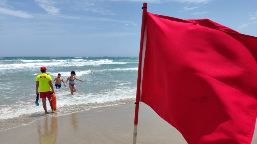 Socorristas de Cartagena rescatan a siete personas de las playas de La Manga este lunes