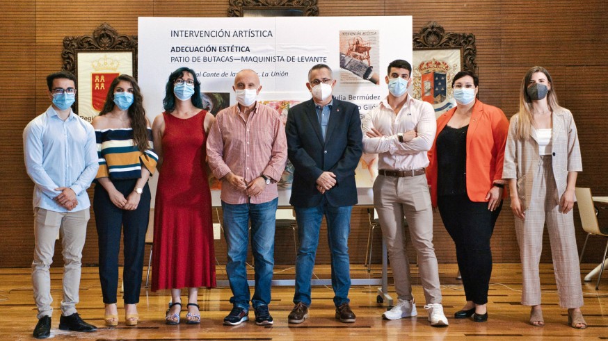 Esteban Bernal (cuarto por la izquierda) junto al Alcalde de La Unión, Pedro López, y los artistas participantes