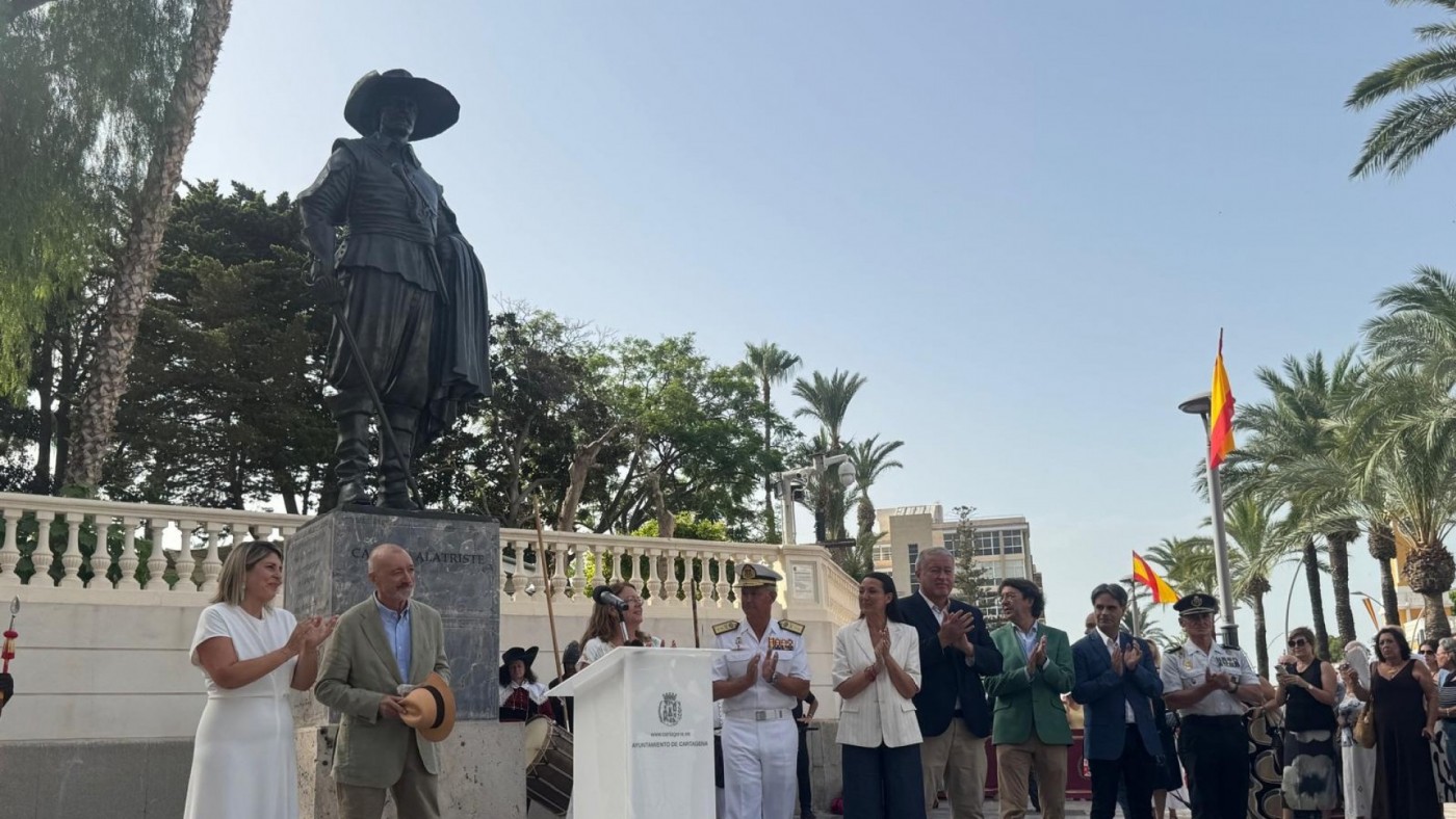 Arturo Pérez-Reverte inaugura la estatua del capitán Alatriste en Cartagena