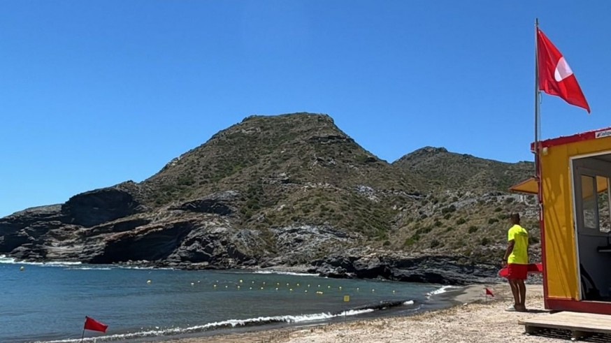 Cala Reona continúa cerrada al baño por una nueva avería en la depuradora Mar Menor Sur