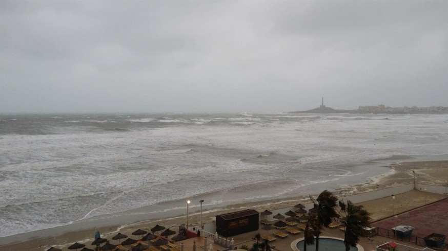 La borrasca Martinho trae viento y olas de hasta 3 metros al litoral de la Región de Murcia