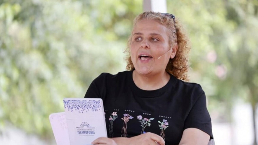 'El debate sobre el burka y el niqab es artificial y busca estigmatizarnos'. Boutaina El Hadri,