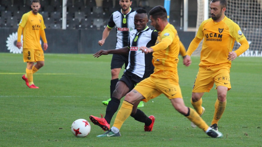 El Cartagena vence 3-2 al UCAM Murcia en el Cartagonova