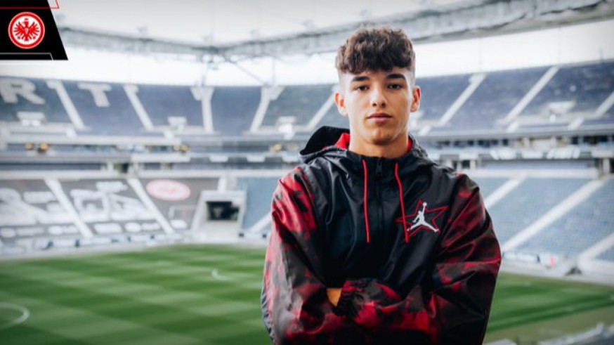 Enrique Herrero posa en el estadio de Eintracht de Frankfurt