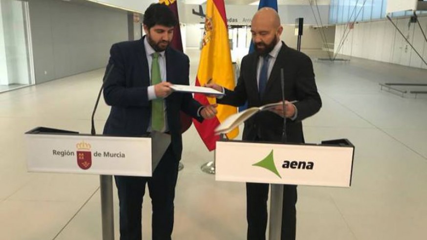 Firma del contrato de gestión del aeropuerto de Corvera. ORM