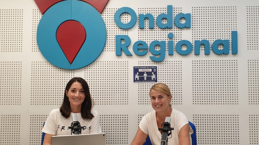 Elvira Sánchez y Cristina Valdés en los estudios de Onda Regional