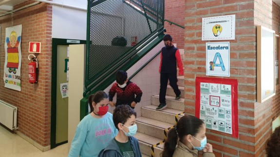 Alumnos con mascarilla bajan las escaleras en fila (archivo). ORM