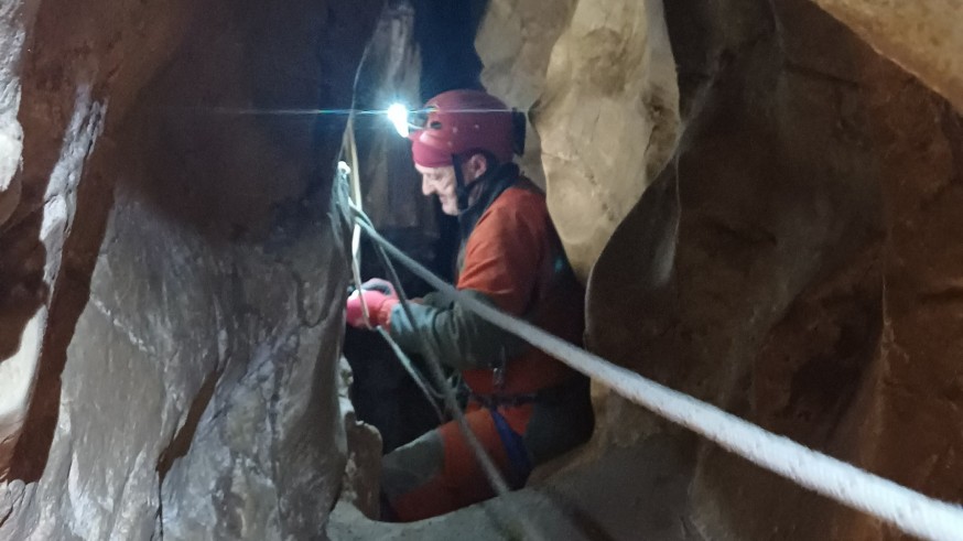 Éxito en la Sima de Benís: Espeleólogos logran conectar las profundidades de la cavidad más técnica de la Región