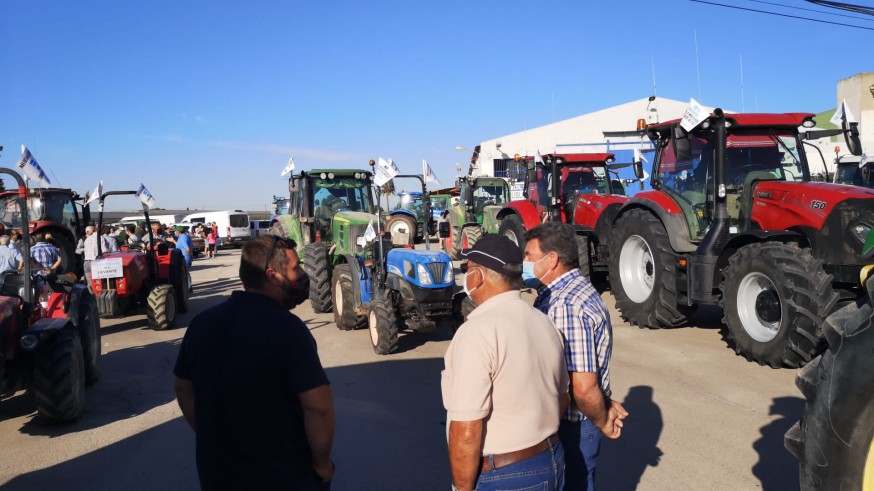 Agricultores junto a sus tractores se preparan este sábado para las manifestaciones
