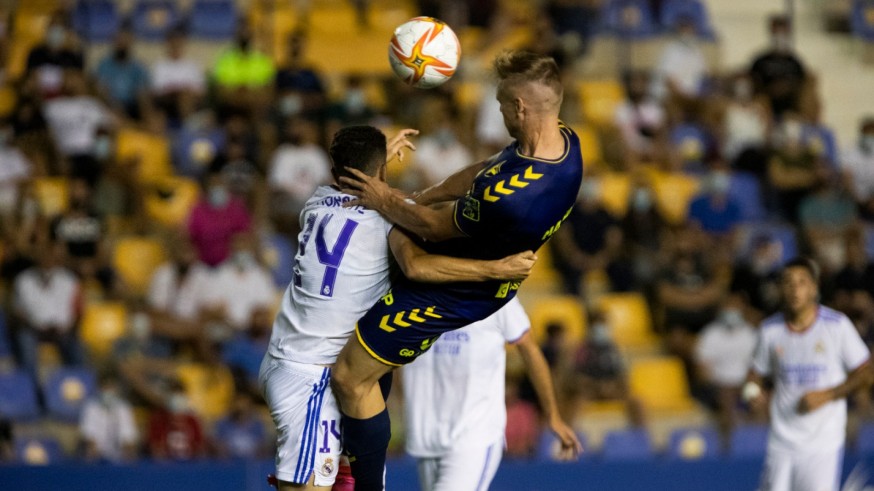 Manu Garrido cabecea el balón y marca el segundo gol del UCAM