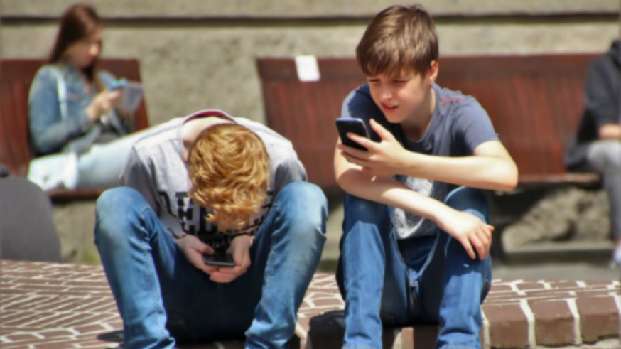 Jóvenes con teléfonos móviles