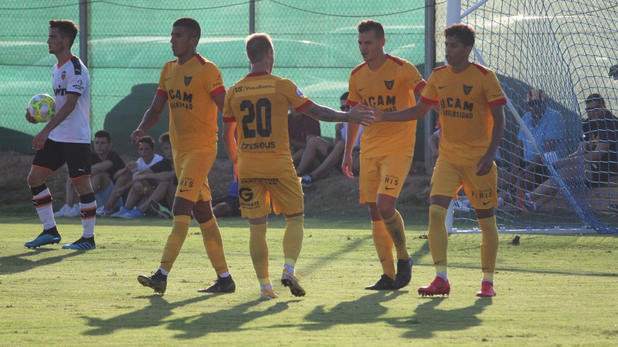 Varios jugadores celebran el gol de Perales (en el centro) ante el Mestalla. Foto: UCAM Murcia CF