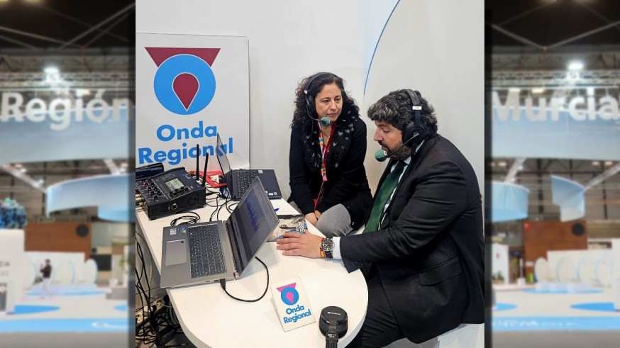 Marta Ferrero conversa con Fernando López Miras desde Fitur, donde hoy se celebra el Día de la Región de Murcia