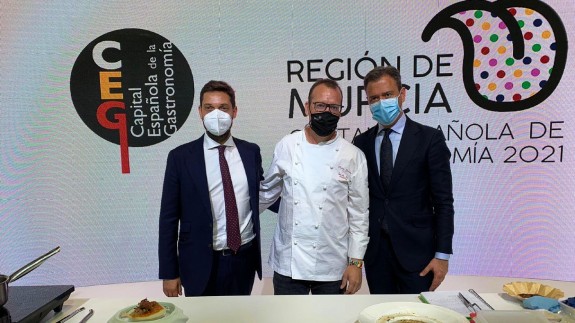 Juan Francisco Martínez Carrasco junto con el chef Pablo González Conejero y el consejero de Turismo, Marcos Ortuño