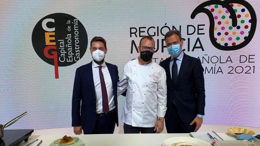 Juan Francisco Martínez Carrasco junto con el chef Pablo González Conejero y el consejero de Turismo, Marcos Ortuño