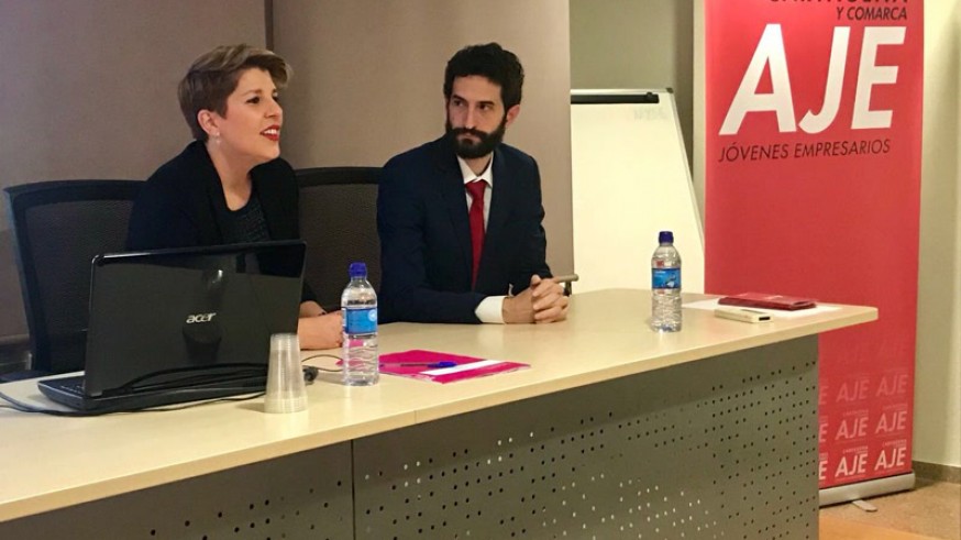 Noelia Arroyo en unas jornadas sobre transparencia organizadas por AJE Cartagena