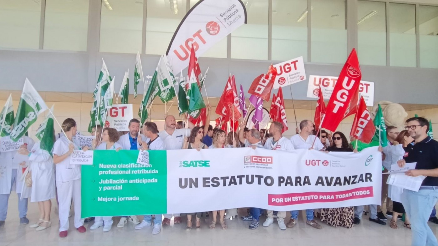 Protesta de los profesionales sanitarios en la Arrixaca contra la Ley que regula sus condiciones laborales